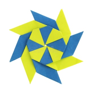 pli-d-isolement-de-forme-étoile-papier-origami-123492525