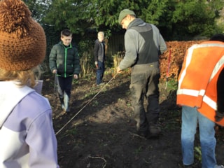 Team Duurzaamheid tuin gereedmaken De Meerkoet 1