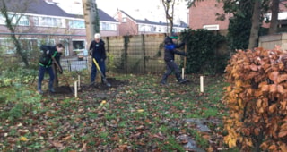 Team Duurzaamheid tuin gereedmaken De Meerkoet 3